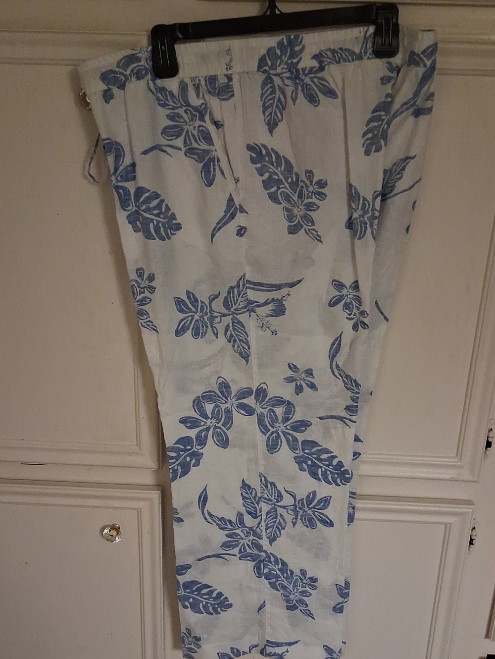 Tommy Bahama White Pants with Blue Floral Print Draw String Large Inseam 28in